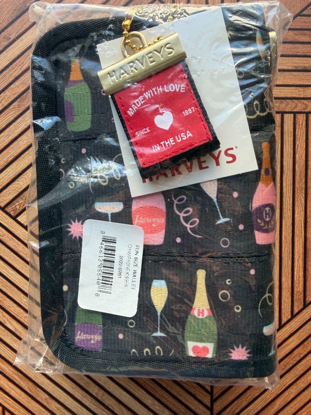 New Harveys Seatbelt Champagne Kisses Streamline Fun Size Wallet (FSW)